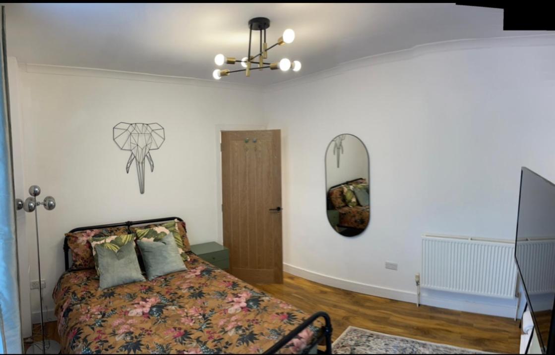 The South Valley Home Neath Esterno foto